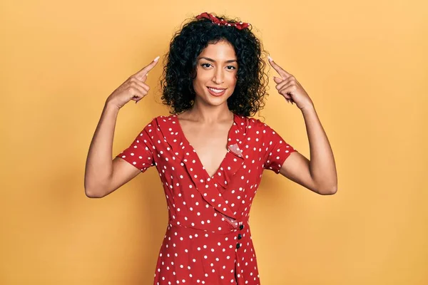 Menina Latina Usando Vestido Verão Sorrindo Apontando Para Cabeça Com — Fotografia de Stock