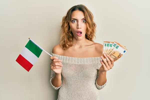 Mladá Běloška Držící Italskou Vlajku Euros Bankovky Šokující Tváři Skeptická — Stock fotografie