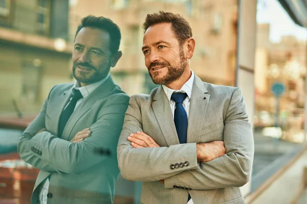 Hombre Negocios Mediana Edad Con Los Brazos Cruzados Sonriendo Feliz — Foto de Stock