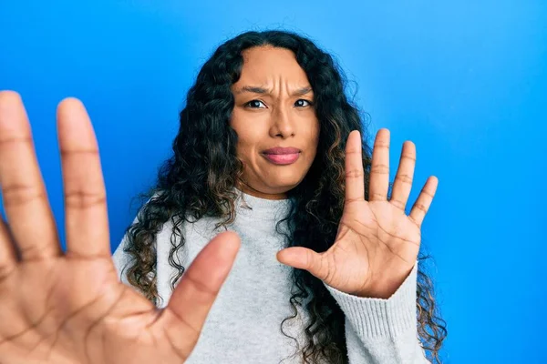 Jonge Latijnse Vrouw Casual Kleding Bang Doodsbang Met Angst Uitdrukking — Stockfoto