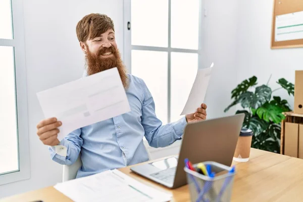 若いアイルランド人のビジネスマンがオフィスで働く幸せを笑っている — ストック写真