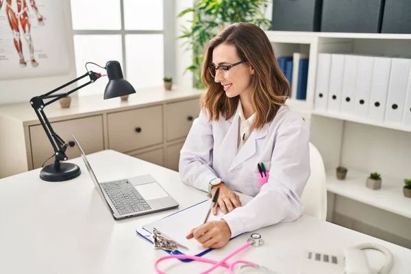 Young Woman Wearing Doctor Uniform Writing Medical Report Clinic — Stock Photo, Image
