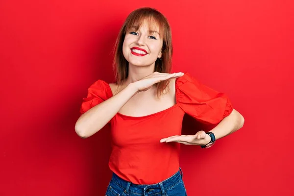 Ruiva Jovem Mulher Vestindo Casual Camiseta Vermelha Gesticulando Com Mãos — Fotografia de Stock