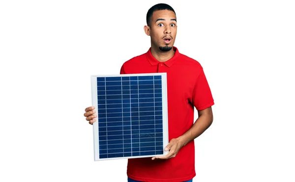 Jeune Homme Afro Américain Tenant Panneau Solaire Photovoltaïque Effrayé Choqué — Photo