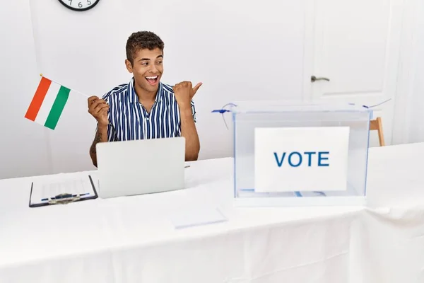 Joven Hombre Hispano Guapo Las Elecciones Campaña Política Con Bandera — Foto de Stock