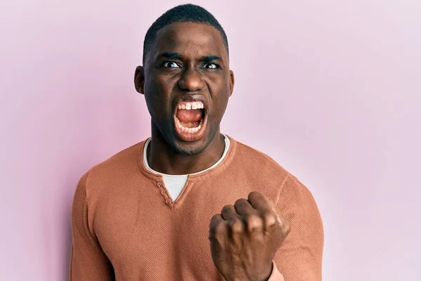 Joven Hombre Afroamericano Vistiendo Ropa Casual Enojado Loco Levantando Puño —  Fotos de Stock