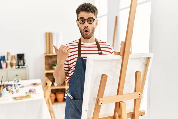 Hombre Joven Árabe Estudio Arte Sorprendido Señalando Con Dedo Hacia — Foto de Stock