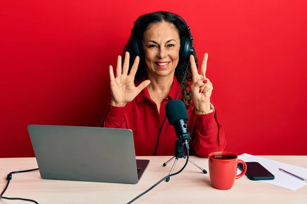 Schöne Frau Mittleren Alters Die Radiostudio Arbeitet Und Mit Finger — Stockfoto