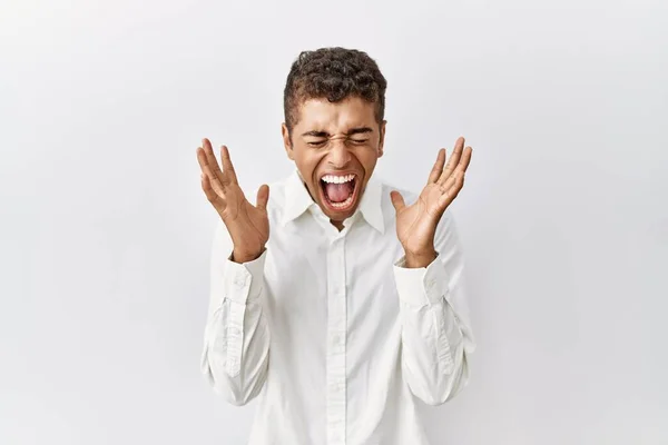 Homem Hispânico Bonito Jovem Sobre Fundo Isolado Celebrando Louco Louco — Fotografia de Stock