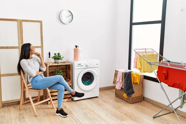 Jovem Latina Entediada Esperando Por Máquina Lavar Roupa Lavanderia — Fotografia de Stock