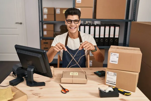 Jovem Hispânico Homem Comércio Eletrônico Empresário Embalagem Pacote Ordem Escritório — Fotografia de Stock