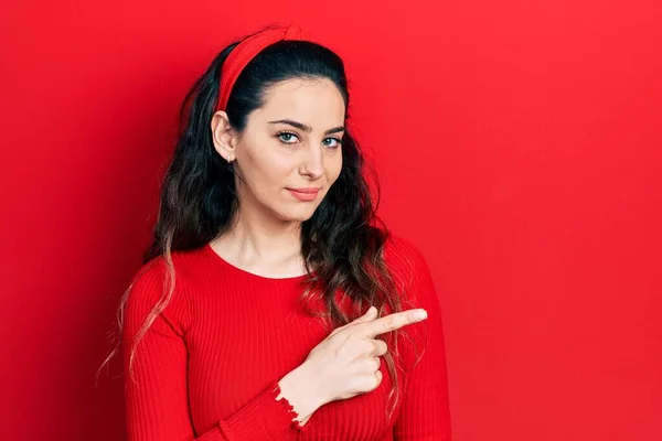 Jonge Latijns Amerikaanse Vrouw Draagt Casual Kleding Wijzen Met Hand — Stockfoto