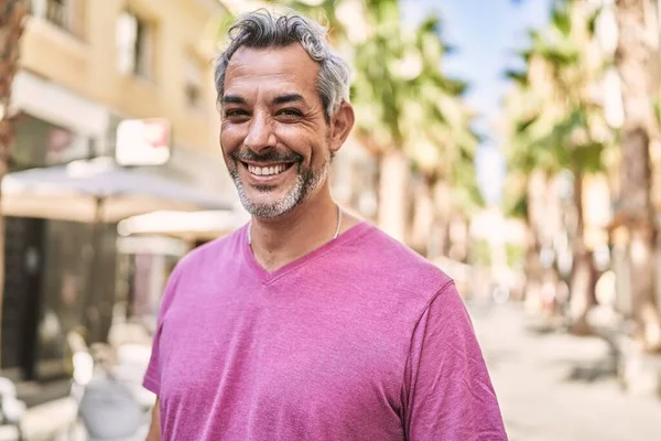 Homem Hispânico Meia Idade Sorrindo Confiante Rua — Fotografia de Stock