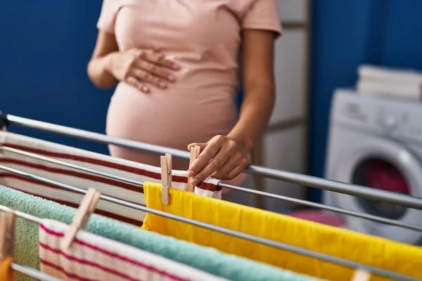 若いですラテン女性妊娠ハング服上の服で洗濯室 — ストック写真