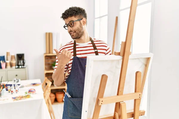 Jovem Árabe Estúdio Arte Apontando Para Costas Com Mão Polegares — Fotografia de Stock