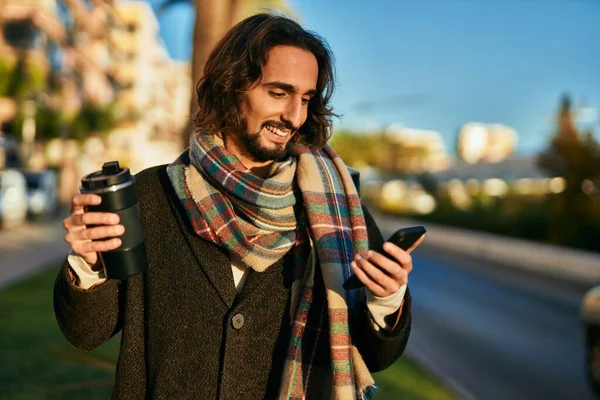 Joven Hispano Usando Smartphone Tomando Café Ciudad —  Fotos de Stock