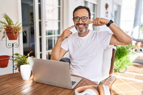 Hombre Mediana Edad Usando Computadora Portátil Casa Sonriendo Alegre Mostrando —  Fotos de Stock