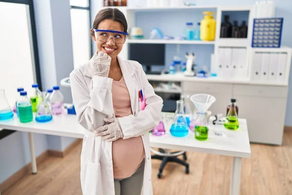 Молодая Беременная Женщина Работающая Научной Лаборатории Выглядит Напряженной Нервной Руками — стоковое фото