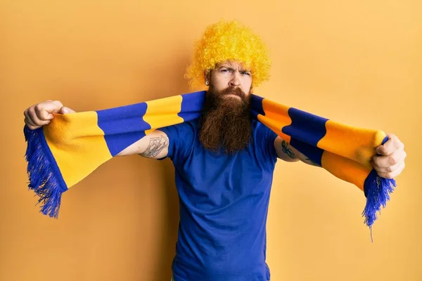 Homem Ruivo Com Barba Longa Futebol Jogo Torcida Hooligan Vestindo — Fotografia de Stock