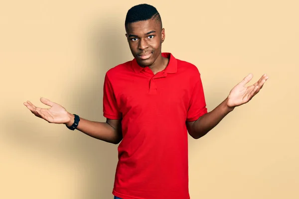 Jovem Afro Americano Vestindo Casual Camiseta Vermelha Sem Noção Expressão — Fotografia de Stock