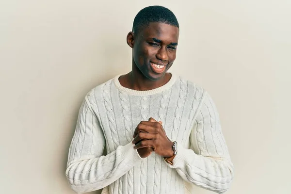 Jonge Afro Amerikaanse Man Draagt Casual Kleding Met Handen Bij — Stockfoto