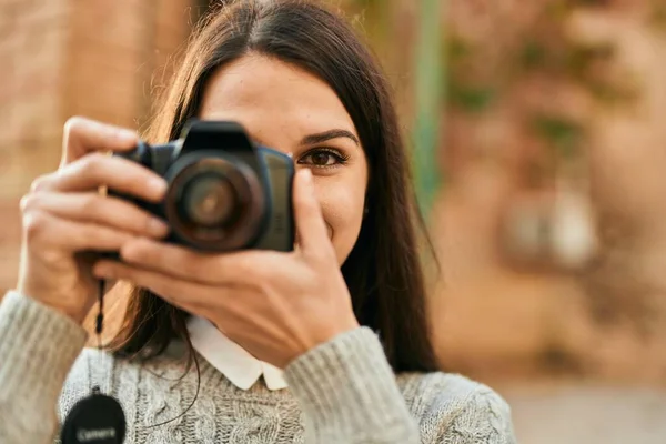 年轻的惊慌失措的女人在城里用摄像机开心地微笑着 — 图库照片