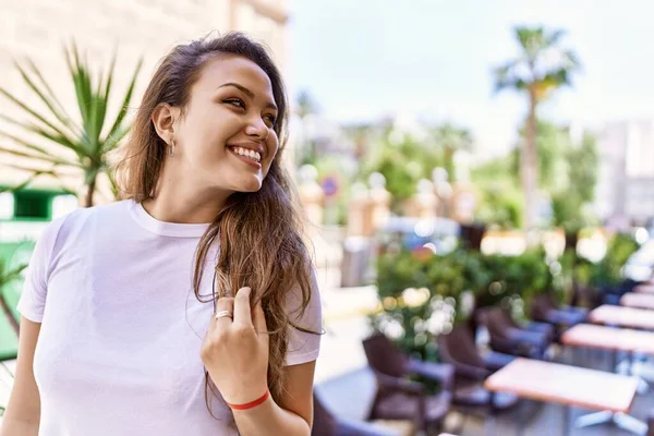 Attraktiv Och Vacker Latinamerikansk Kvinna Ler Glad Solig Dag Utomhus — Stockfoto