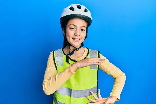 Красивая Брюнетка Маленькая Девочка Велосипедном Шлеме Отражающий Жест Жилета Руками — стоковое фото