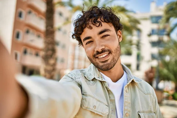 Hombre Hispano Guapo Con Barba Sonriendo Feliz Aire Libre Día — Foto de Stock