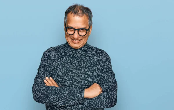 Medelålders Indian Man Bär Casual Kläder Och Glasögon Glad Ansikte — Stockfoto