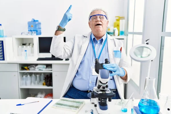 Starszy Kaukaski Mężczyzna Pracuje Naukowiec Laboratorium Uśmiechając Się Zdumiony Zaskoczony — Zdjęcie stockowe
