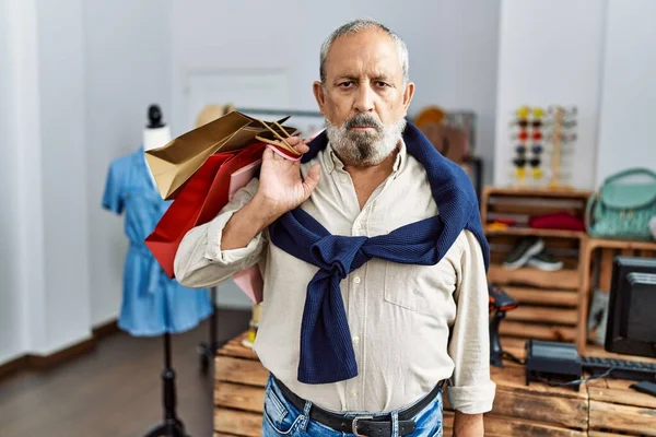 Hübscher Älterer Mann Mit Einkaufstaschen Boutique Laden Der Mit Nüchternem — Stockfoto