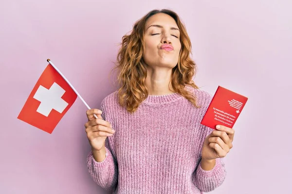 Ung Kaukasisk Kvinna Med Schweizisk Flagga Och Pass Tittar Kameran — Stockfoto