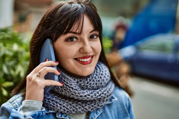 Mladá Brunetka Žena Šťastně Usmívá Mluvit Telefonu Městě — Stock fotografie