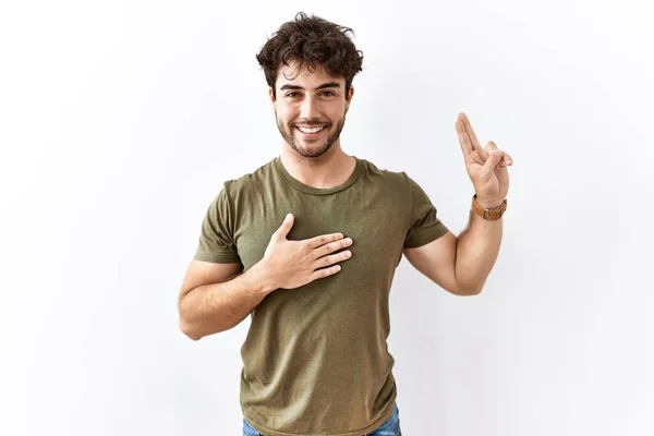 Латиноамериканець Стоїть Над Ізольованим Білим Фоном Посміхається Рукою Грудях Пальцях — стокове фото