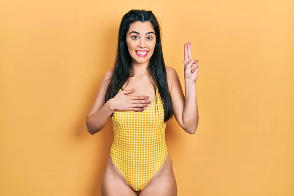 Junges Hispanisches Mädchen Badeanzug Lächelt Und Schwört Mit Der Hand — Stockfoto