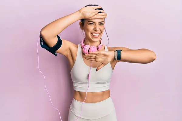 Ung Latinamerikansk Kvinna Klädd Gympakläder Och Med Hörlurar Leende Glatt — Stockfoto