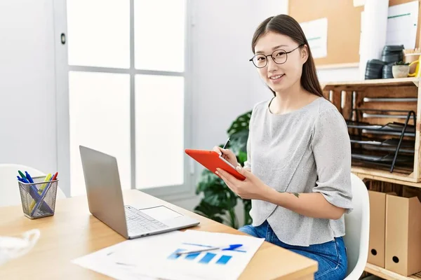 Joven Asiática Mujer Trabajando Con Touchpad Dispositivo Oficina —  Fotos de Stock
