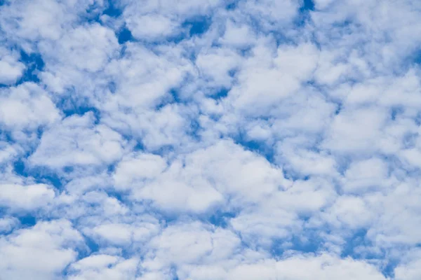 晴れた日には雲が立ち並ぶ美しい青空 — ストック写真