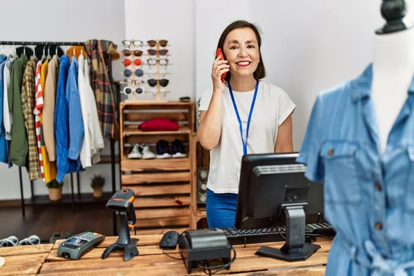 Middelbare Leeftijd Spaanse Vrouw Die Aan Telefoon Spreekt Winkel — Stockfoto