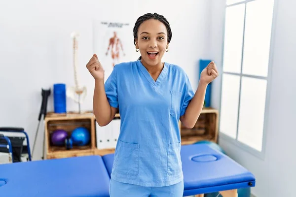 Eine Junge Afroamerikanerin Die Einer Schmerzklinik Arbeitet Feiert Überrascht Und — Stockfoto