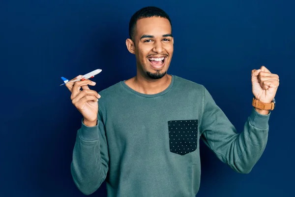 Junger Afrikanisch Amerikanischer Mann Hält Flugzeugspielzeug Der Hand Und Schreit — Stockfoto