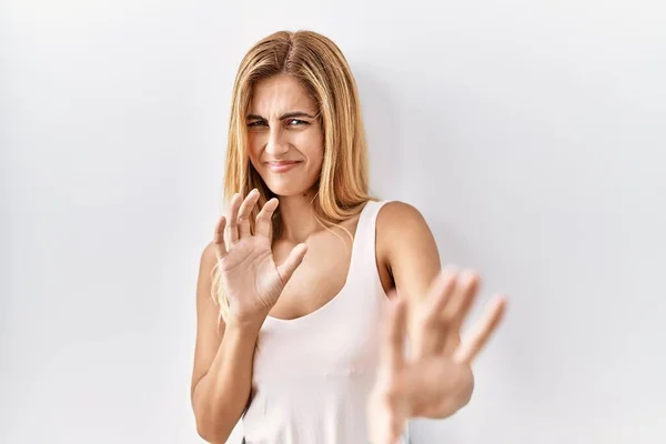 Blond Mooie Jonge Vrouw Staan Witte Geïsoleerde Achtergrond Walgelijke Uitdrukking — Stockfoto