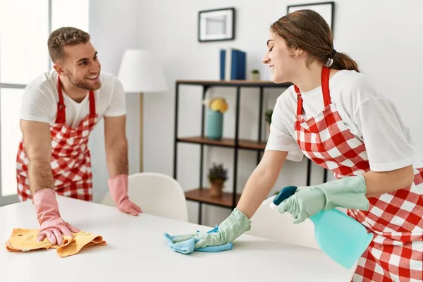 Jeune Couple Caucasien Table Nettoyage Utilisant Chiffon Diffuseur Maison — Photo