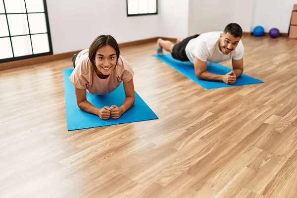 Latino Hombre Mujer Pareja Sonriendo Confiado Entrenamiento Abs Ejercicio Centro — Foto de Stock