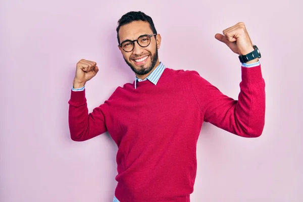 Gömleği Gözlük Takan Sakallı Spanyol Adam Gururla Gülümsüyor Fitness Konsepti — Stok fotoğraf