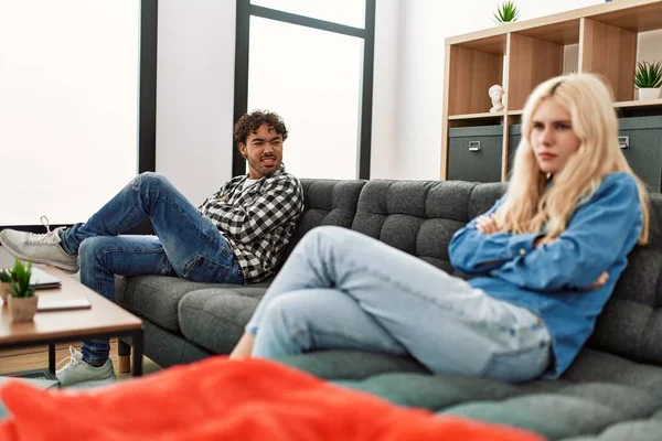 Genç çift evdeki kanepede sessizce oturuyorlar..