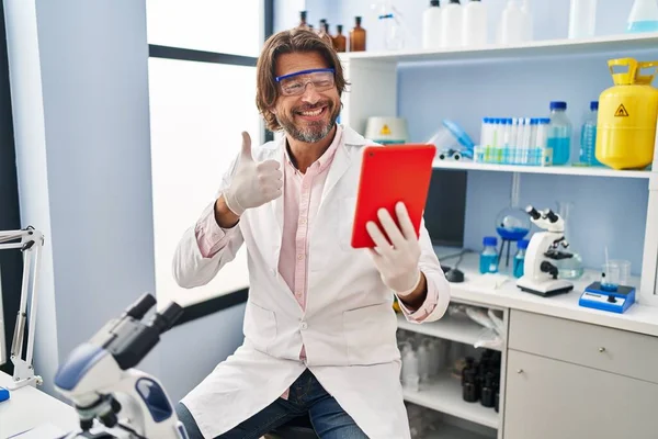 中年の男仕事で科学者研究室でビデオ通話笑顔と正 親指アップ行う優れたと承認サイン — ストック写真