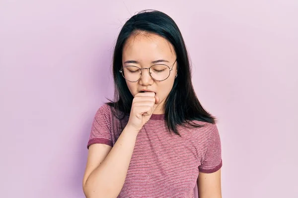 Menina Chinesa Jovem Vestindo Roupas Casuais Óculos Sentindo Mal Tosse — Fotografia de Stock