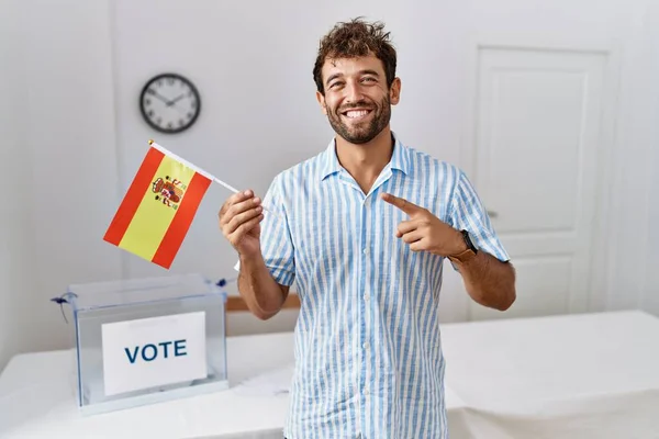 Jovem Homem Bonito Eleição Campanha Política Segurando Bandeira Espanha Sorrindo — Fotografia de Stock